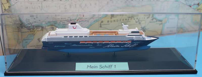 Kreuzfahrtschiff "Mein Schiff 1" TUI Cruises Vollrumpf in Vitrine (1 St.) ML 2010 - 2018 in 1:1400